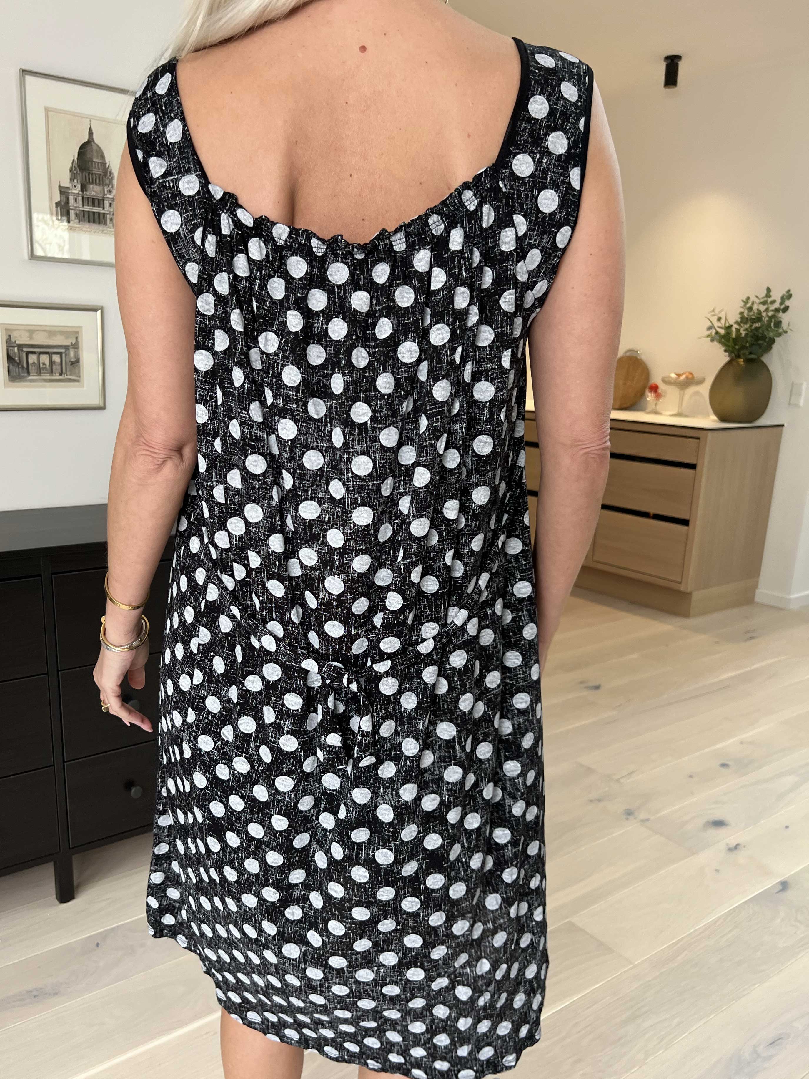 Medina - Prickig klänning med knytband